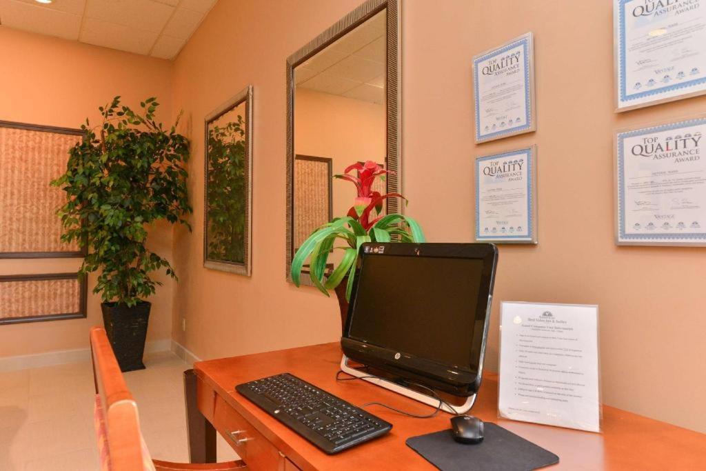 Americas Best Value Inn & Suites Victoria Exteriör bild