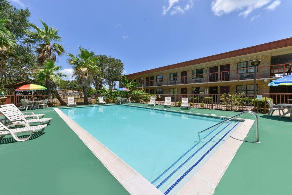 Americas Best Value Inn & Suites Victoria Exteriör bild