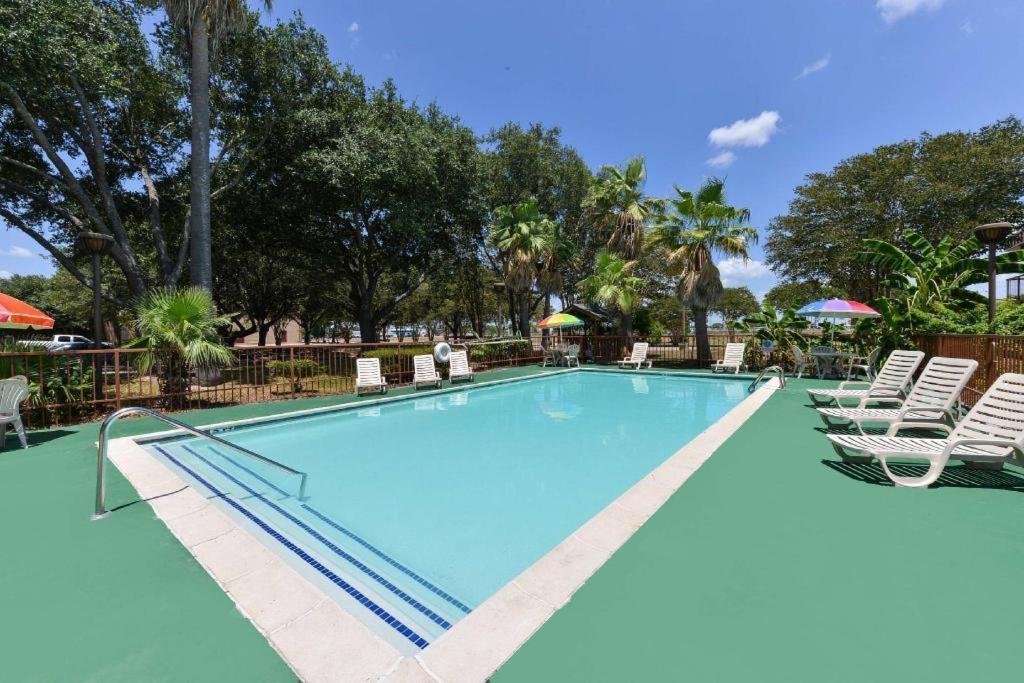 Americas Best Value Inn & Suites Victoria Exteriör bild