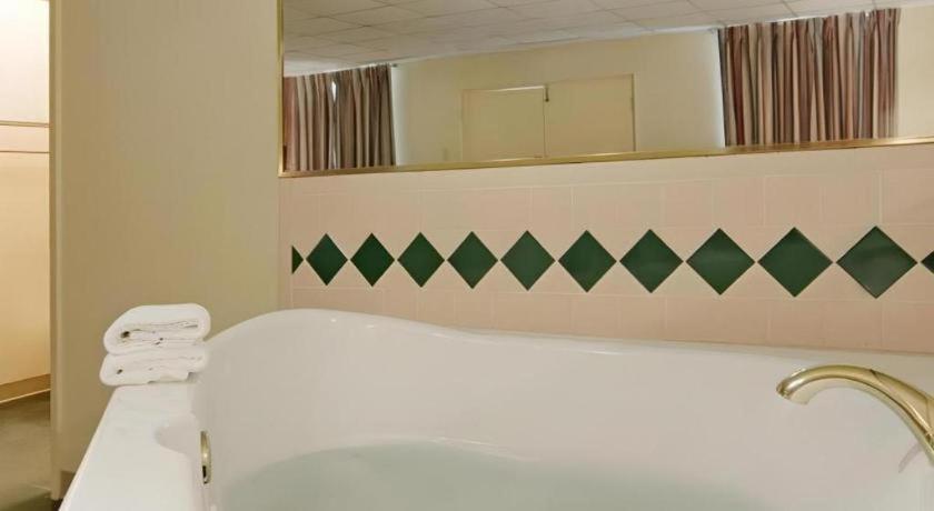 Americas Best Value Inn & Suites Victoria Exteriör bild
